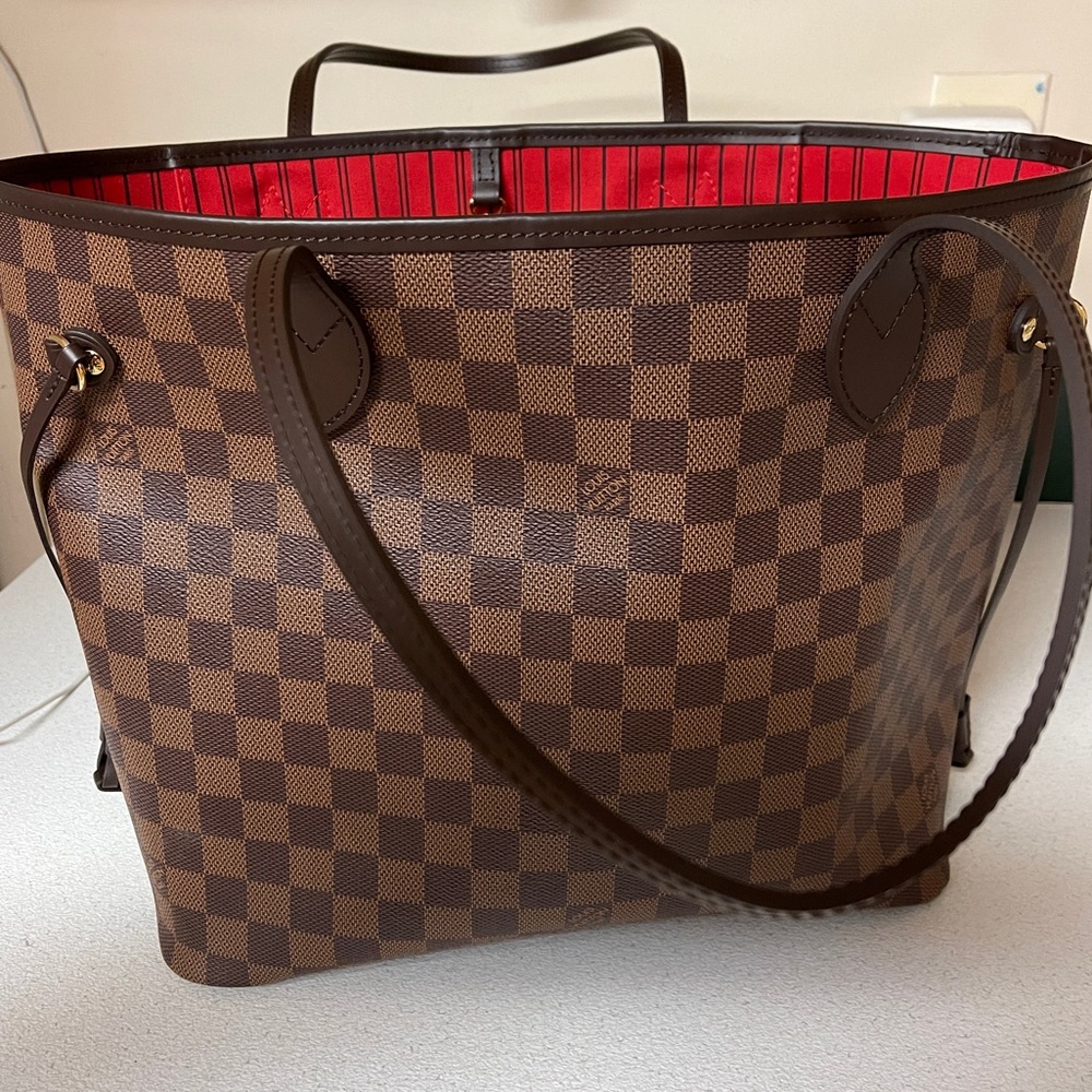Brand new purchased at LV Miami on 1/21/22. OG receipt & dust bag included.